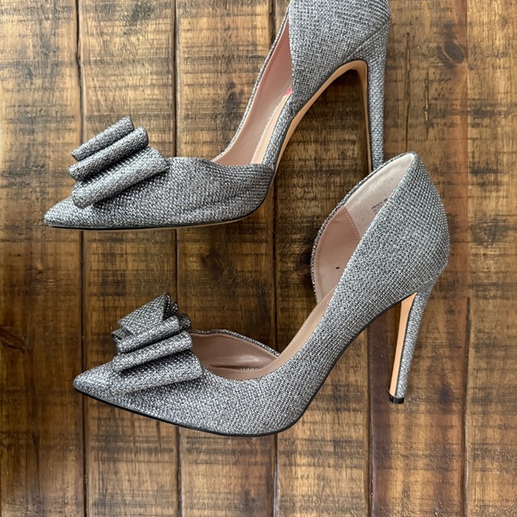 ✨ Betsey Johnson Silver Glitter Bow Heels | Party Pumps ✨ - Picture 2 of 5